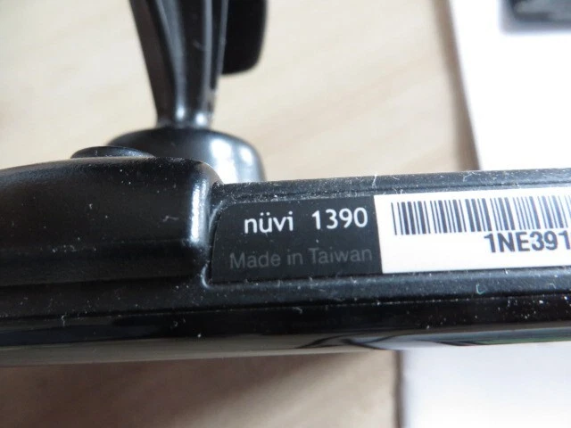 Garmin nüvi 1390 Auto-Navigationsgerät + umfangreiches Zubehörpaket  - Bild 4 von 4