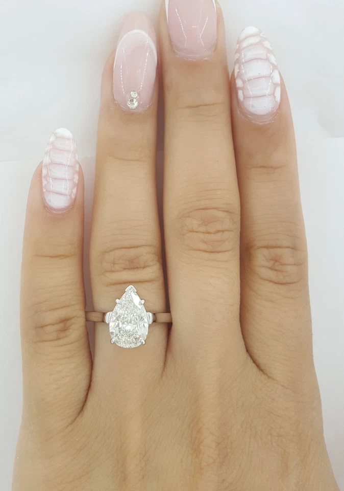 Anillo de compromiso solitario de diamantes con pera de Tiffany & Co platino de 2,35 quilates precio de venta sugerido por el fabricante $50K Foto 2 de 4