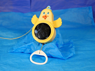 Vtg '81 TOMY Musical Yellow Bird Pull String Baby Crib Toy London Bridge Falling