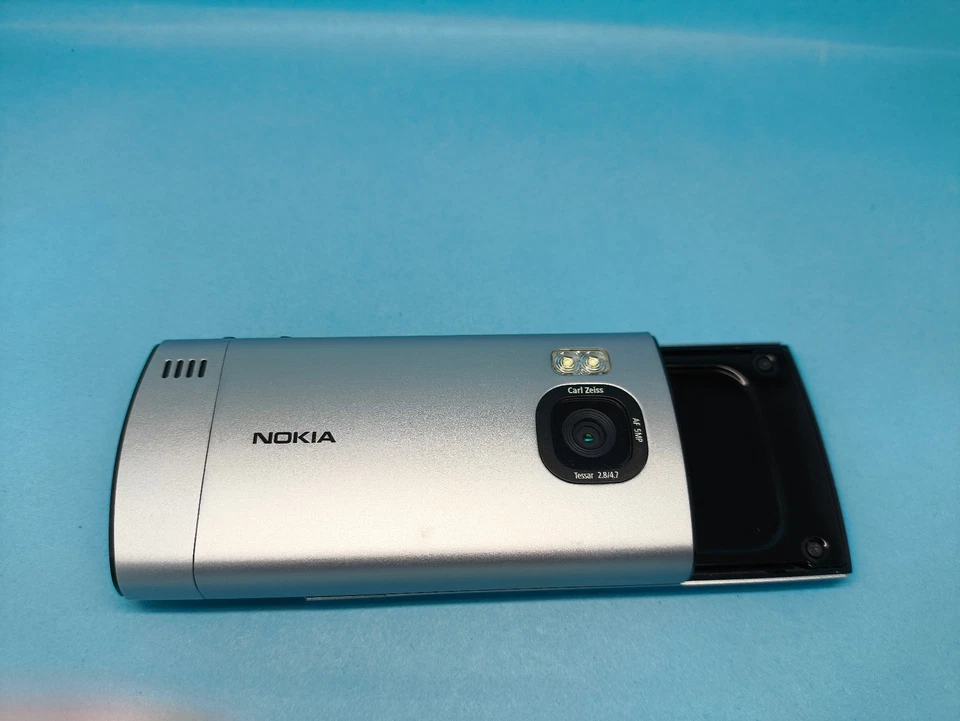 Nokia 6700s Slide Unlocked Mobile Phone Silver Very Good Condition - Image 4 of 4