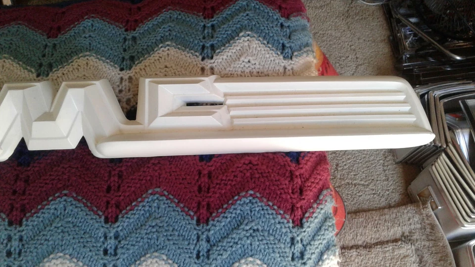 Piezas de camioneta Chevy GMC años 50-1955-1959 capó emblema insignias moldura original vintage Foto 2 de 4