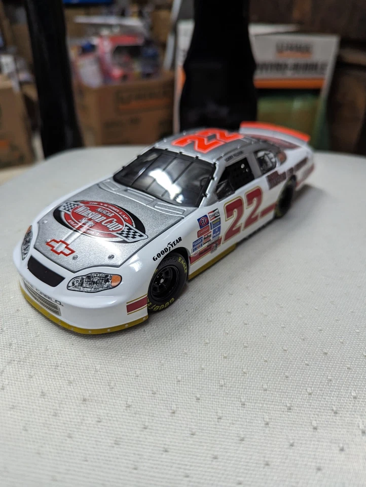 Bobby Allison #22 The Victory Lap/ 1983 Champion 2003 Monte Carlo 1 de 504 Foto 4 de 4