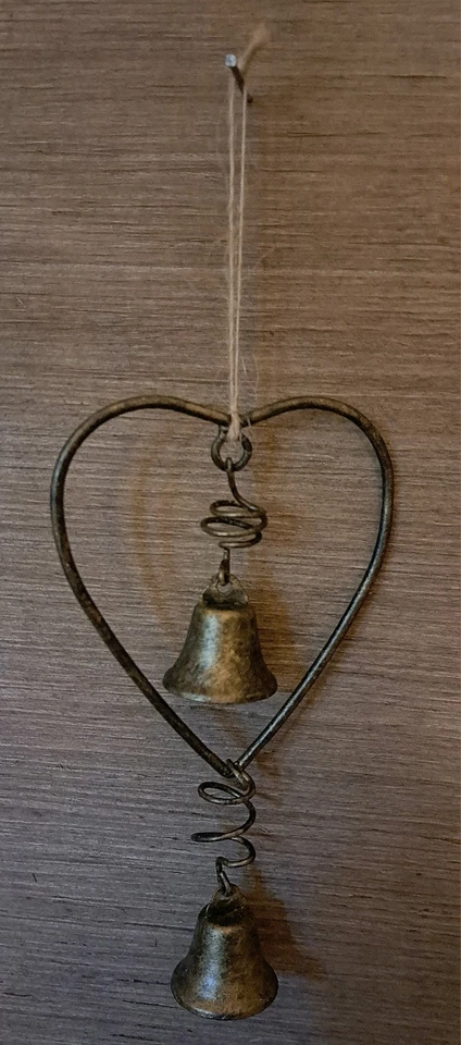 1@ 3.75W×4.25L PRIM RUSTIC MIXED METAL HEART/BELL PEG HANGER CHRISTMAS ORNIE - Image 3 of 3