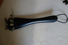 Saitenhalter Cello mit goldenem Emblem in gut...