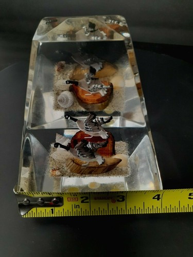 Lucite Acrylic Canada Geese Paperweight 5-1/4” Encased Pyramid Souvenir Canada - Imagen 8 de 9
