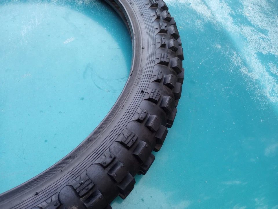  Neumático delantero Harley Davidson MX250 1978 como nuevo. Neumático delantero Cheng Shin NOS 3,00x21 Foto 2 de 4