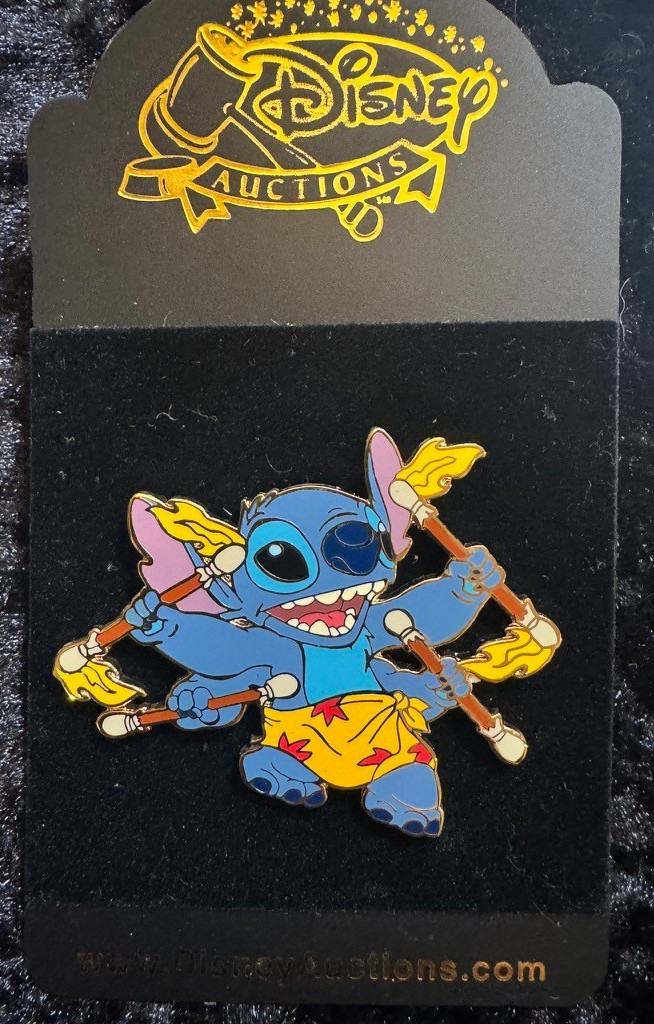 LE 500 Disney Auctions Stitch Luau Fire Dancer Pin 2004
