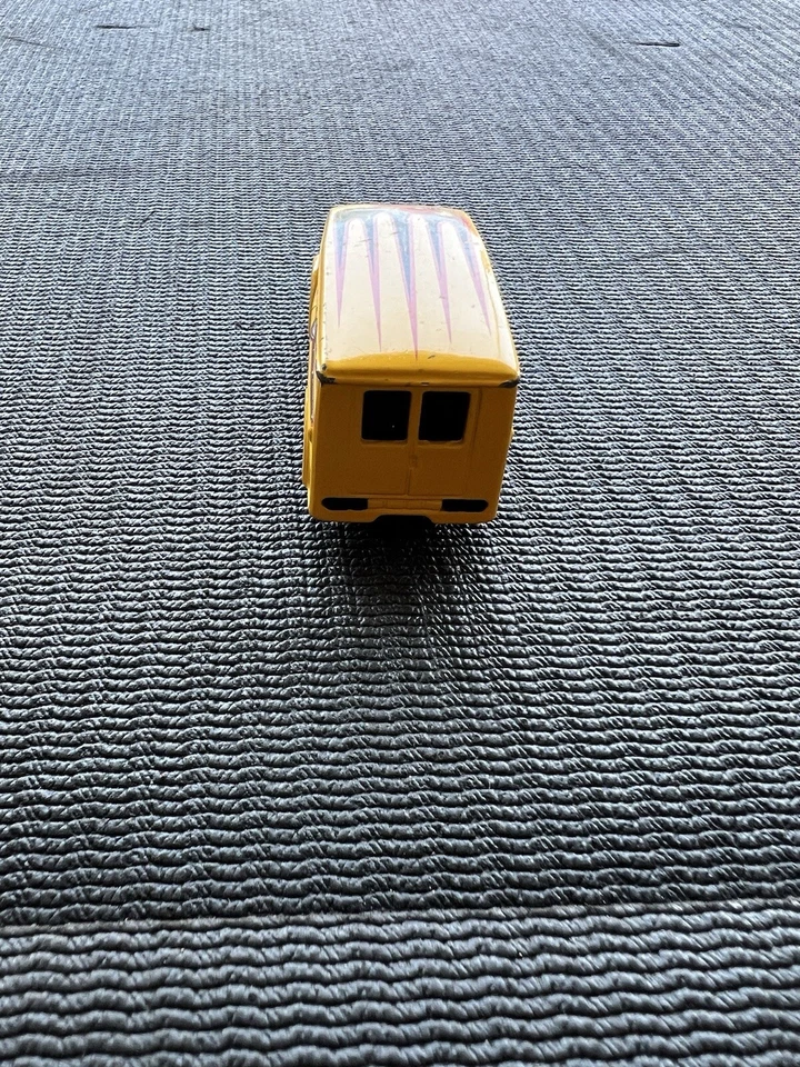 Camión de reparto de lácteos amarillo negro Hot Wheels Lou’s Speedy So Cal estuche “Mr Big” Foto 3 de 4