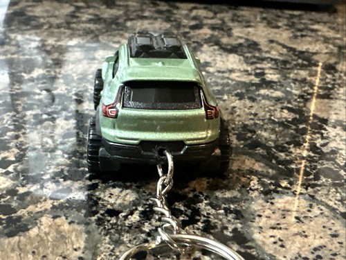 Hot Wheels Volvo XC40 Ricarica Verde Chiaro Borchie Fango 2023 Portachiavi Personalizzato LOOSE - Foto 6 di 6