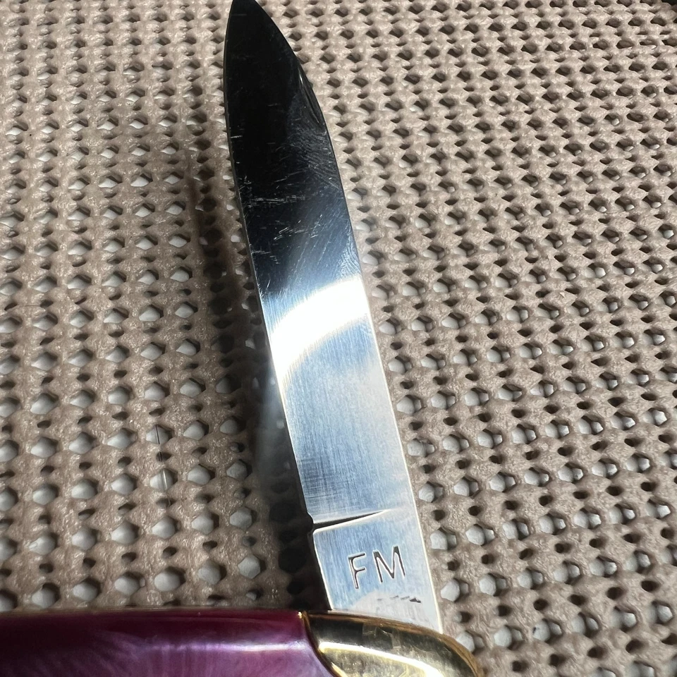 Navaja de Bolsillo Plegable Franklin Mint 1945 Varga Girl “Abril” Pin-Up - Esmalte Púrpura Foto 4 de 4