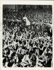 1955 Press Photo Crowds wave as Pope Pius XII is carried into basilica in Rome