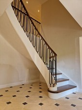 Esclusiva scala curva in rovere, scale tornite balaustra in ferro dalla Polonia