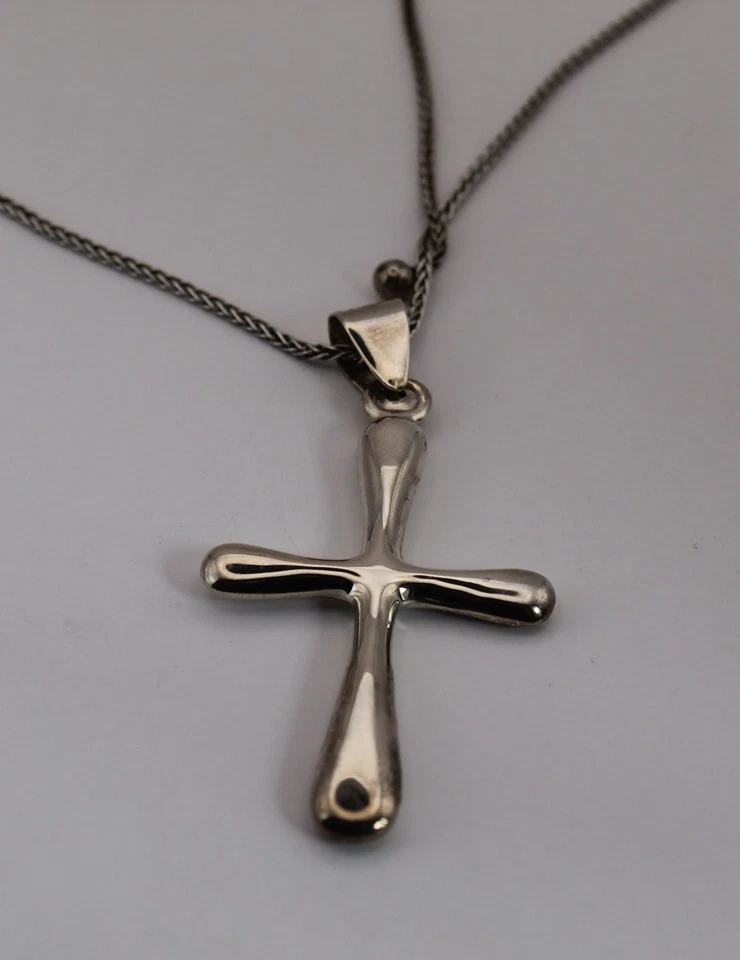 Pingente cruz de prata esterlina com corrente de trigo folheada a ródio prata esterlina - Imagem 2 de 4