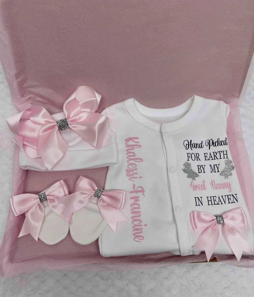 Neugeborenes Baby Schlafanzug Mütze Handschuhe personalisiert handverlesen für Erde Himmel X