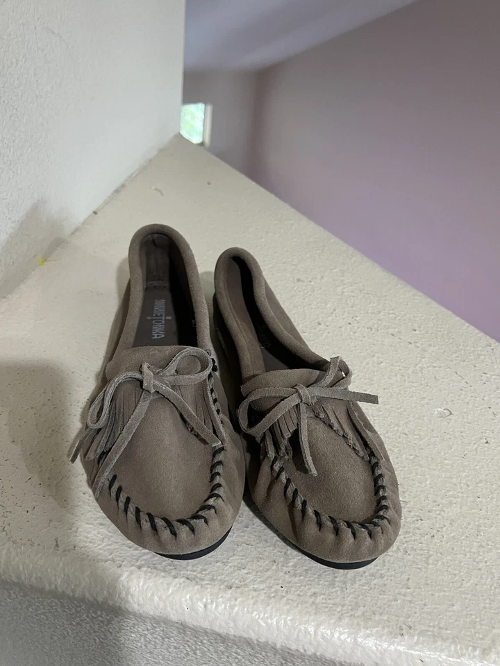 Sandalias sin cordones Minnetonka Kilty para mujer gris gamuza cuero conducción 9,5 Foto 4 de 4