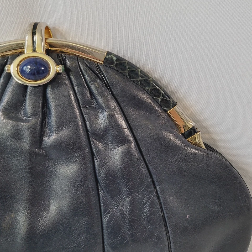 Cartera sin asas Judith Leiber de cuero azul marino piel de serpiente/dorado/lapislázuli cierre de gema 8x11 Foto 4 de 4