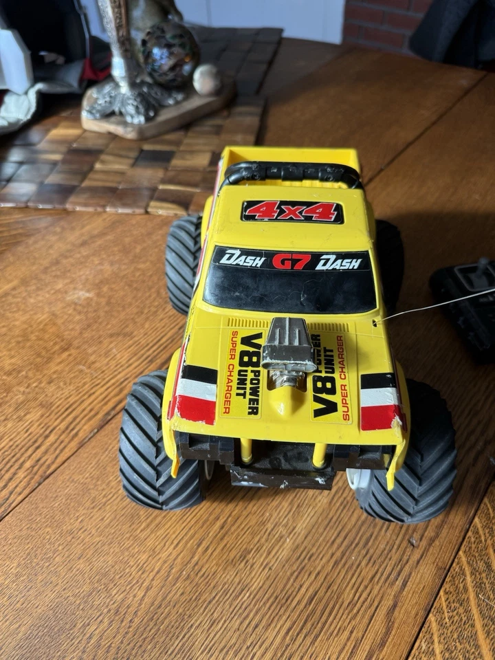 Vintage 80's Radio Shack 4x4 Off-Roader RC Monster Truck w/remote sold as-is - Image 2 of 4