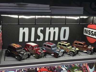 Hot Wheels Ford Vicky 1:64 Diecast 5 car lot 3 metal bases