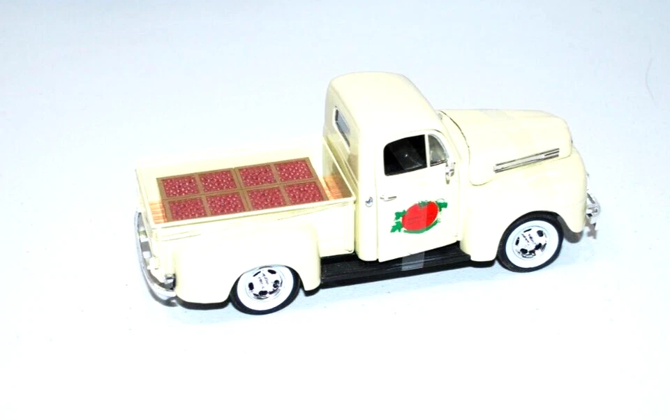 SIGNATURE MODELS #32388 1:32 DIECAST 1949 FORD F1 PICK-UP W/ TOMATO CRATE Cream. - Image 4 of 4
