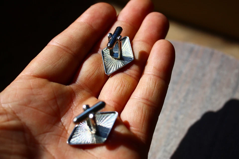 Gemelos, acero inoxidable. Líneas curvas, puntos esmalte negro Foto 3 de 4