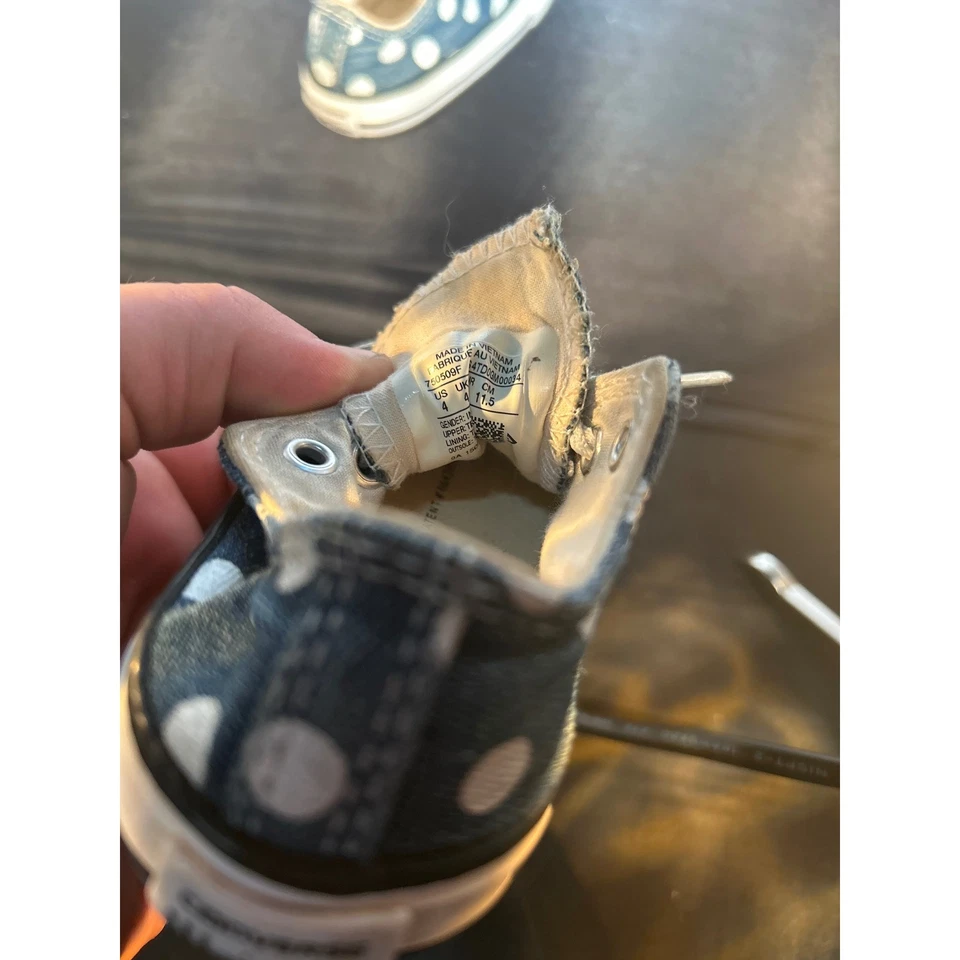 Lindas zapatillas deportivas Converse All Star de mezclilla a lunares altas para niños pequeños talla 4 Foto 3 de 4