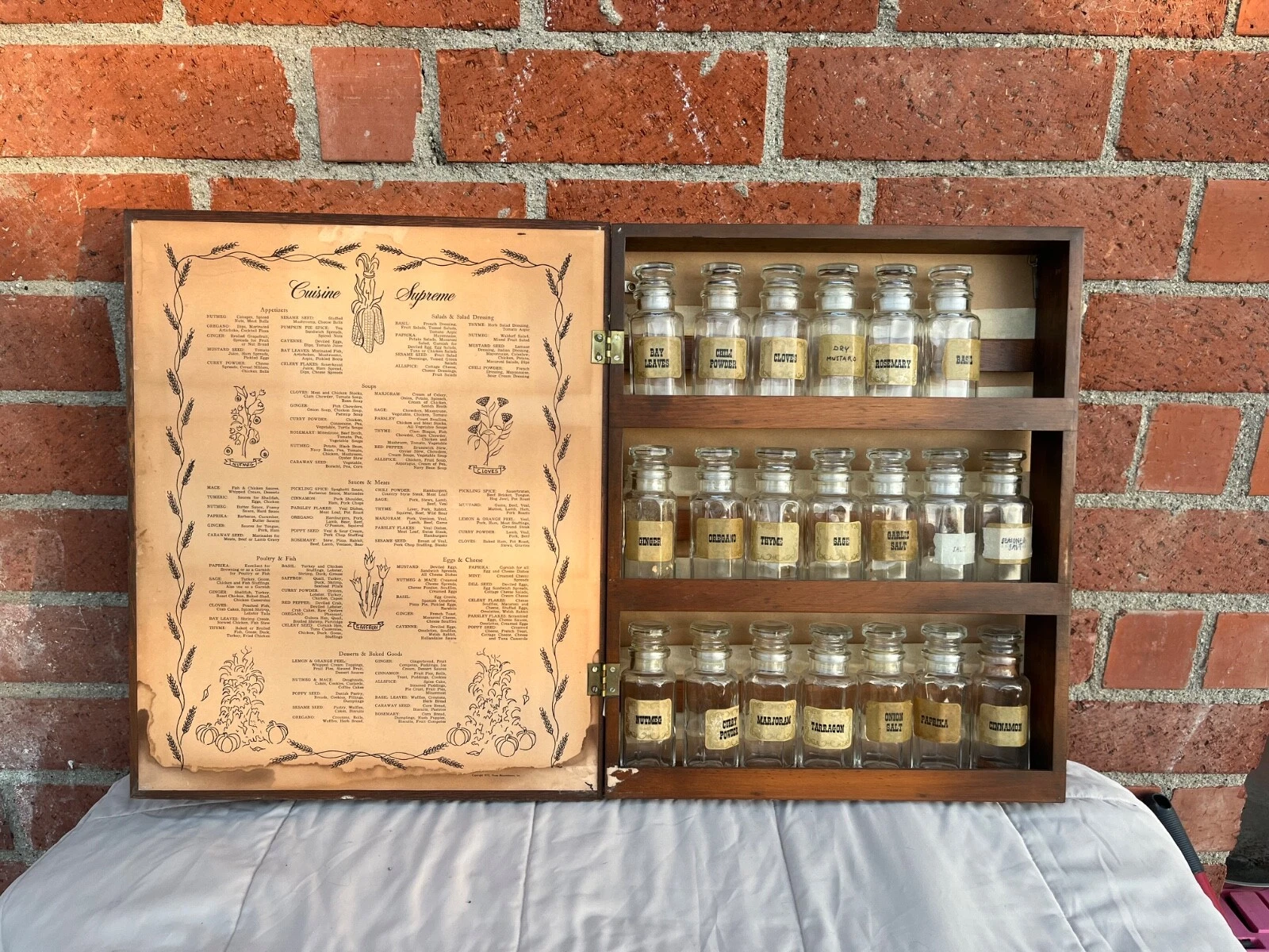 Vintage Three Mountaineers Spice Rack with 20 Bottles