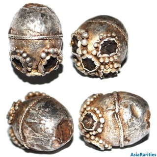(33976) Qarakhanid silver bead.