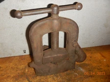  OLDER RIDGID NO. 22 ; 1/8-2-1/2 YOKE STYLE PIPE VISE