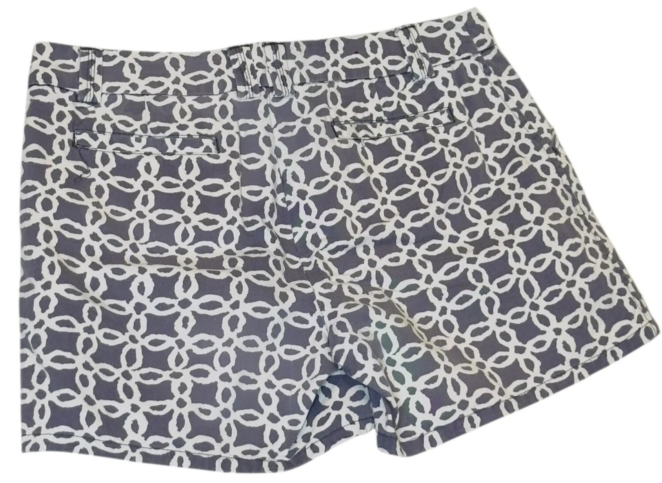 Bermuda Merona feminina 6 geométrica padrão corrente estampada algodão roxo e branco - Imagem 2 de 4