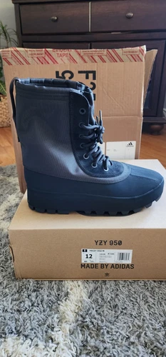 Stivali Yeezy Pirate taglia 12