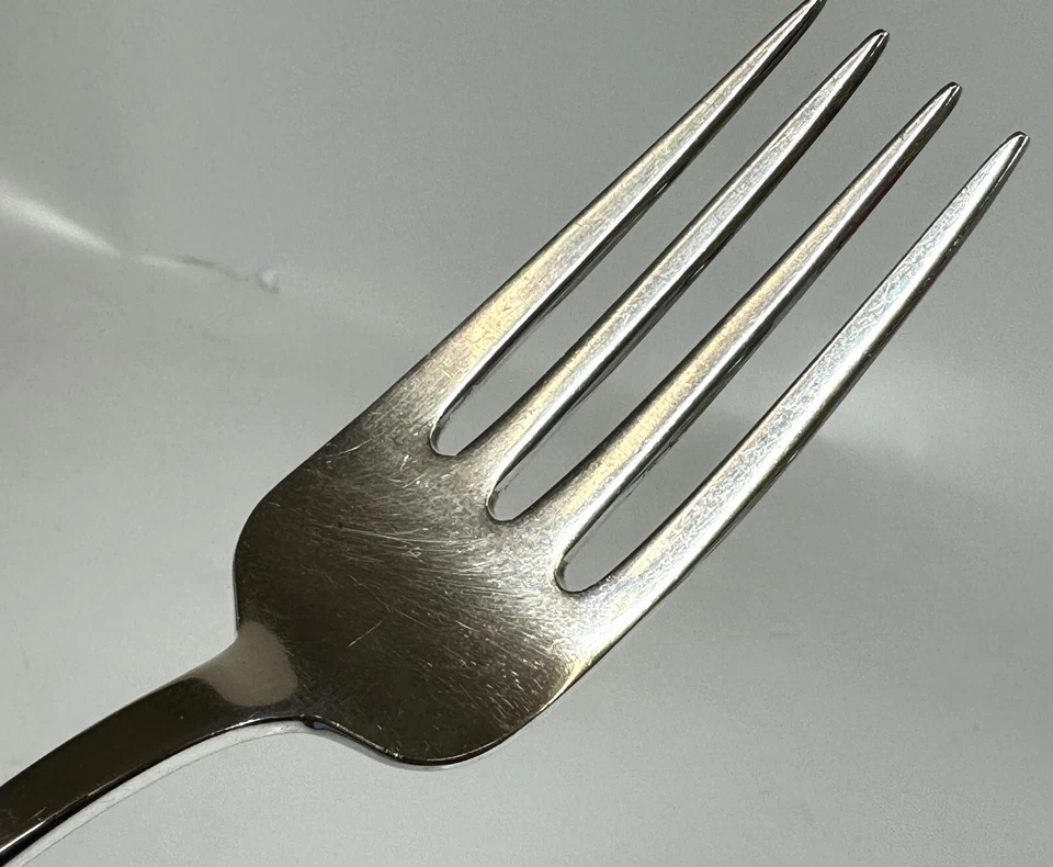 Tenedor de carne fría Tiffany & Co King William de plata esterlina 8 1/4 98,7 gramos Foto 3 de 4