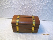 Ancienne tirelire " MALLE " en bois 