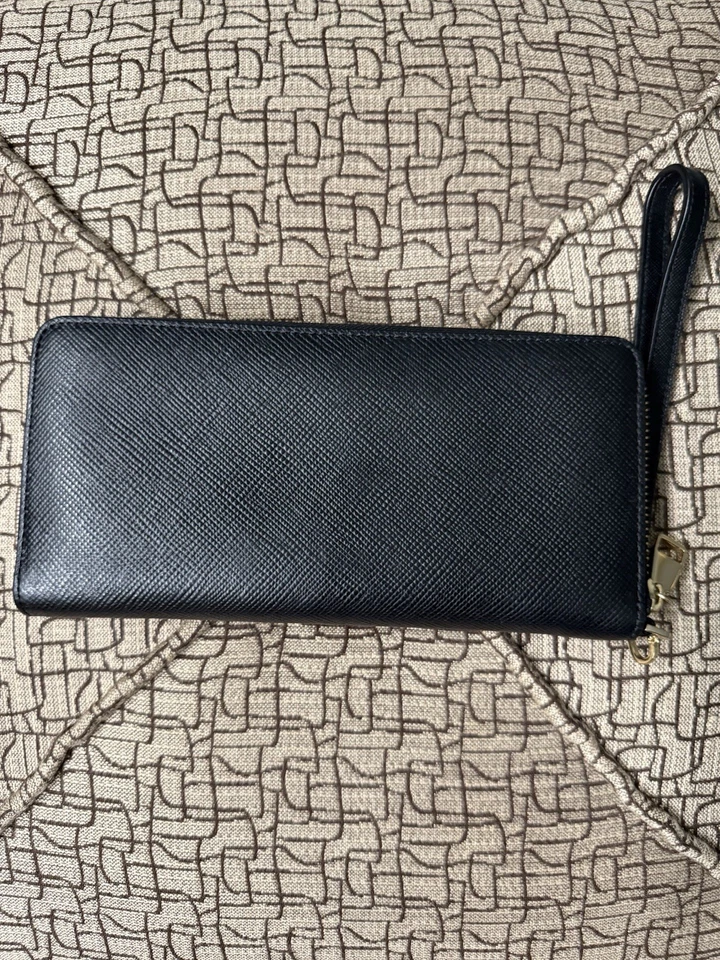 Cartera de muñeca Tory Burch de cuero negro con cremallera alrededor logotipo dorado Foto 2 de 4