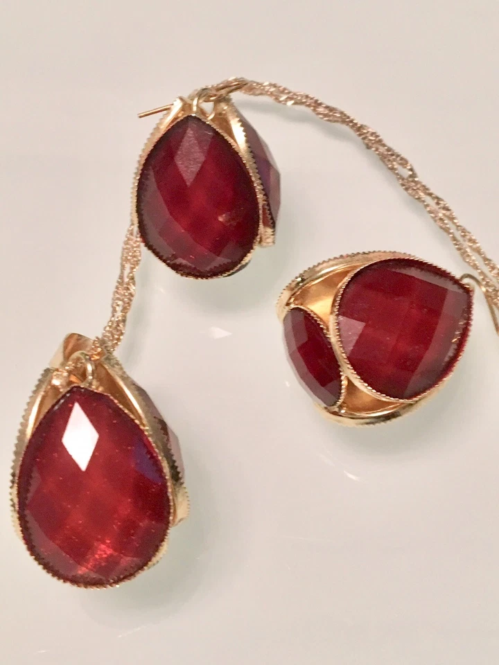 ÚNICO ACRÍLICO ~ IMITACIÓN ~ RUBÍ ~ COLGANTE CORTE TABLERO DE AJEDREZ/CADENA DE 16 PULGADAS ~ PENDIENTES A JUEGO Foto 2 de 4