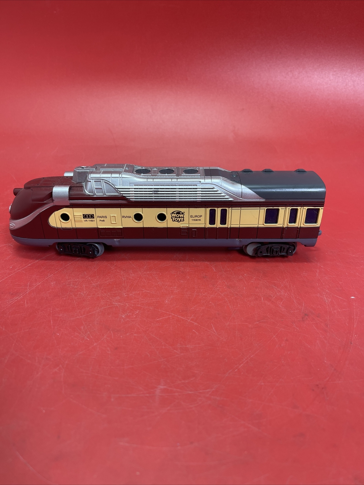 Vintage Battery-powered toy train engine with carriage Wow Toyz