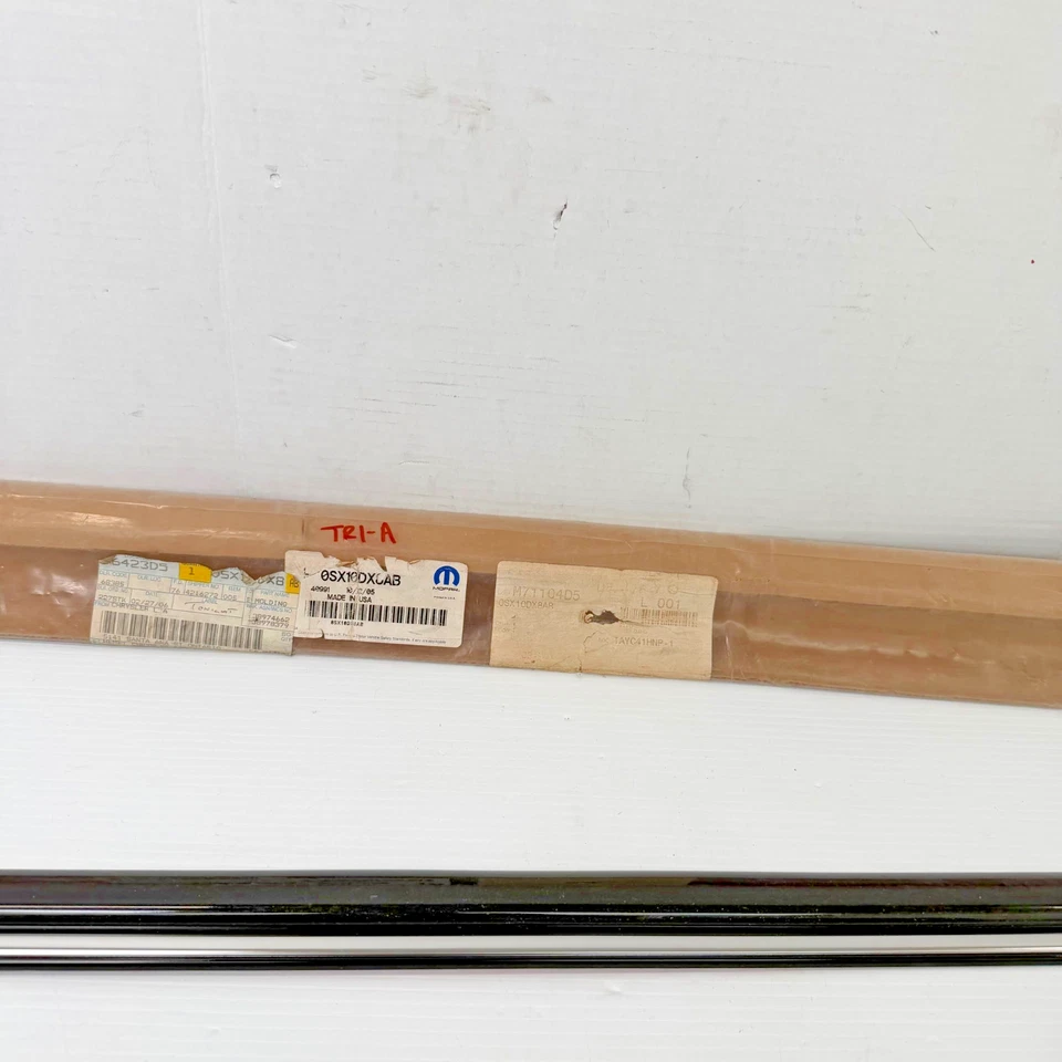 НОВЫЙ 2001 - 2006 CHRYSLER SEBRING ПЕРЕДНЯЯ ПРАВАЯ ДВЕРЬ МОЛДИНГ 0SX10DX8AB OEM - Изображение 4 из 4