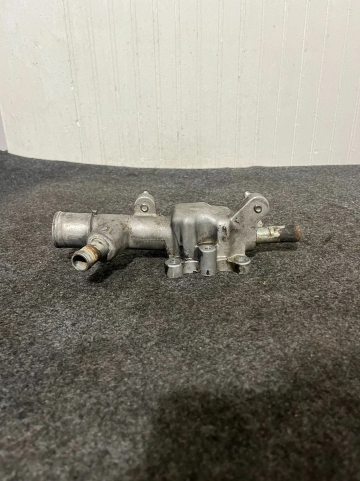 Mazda 626 1996 2,0 L refrigerante cuello de agua Foto 3 de 4