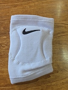 Nike Varsity Knee Pad Adult M/L Volleyball White 1 Knee Pad