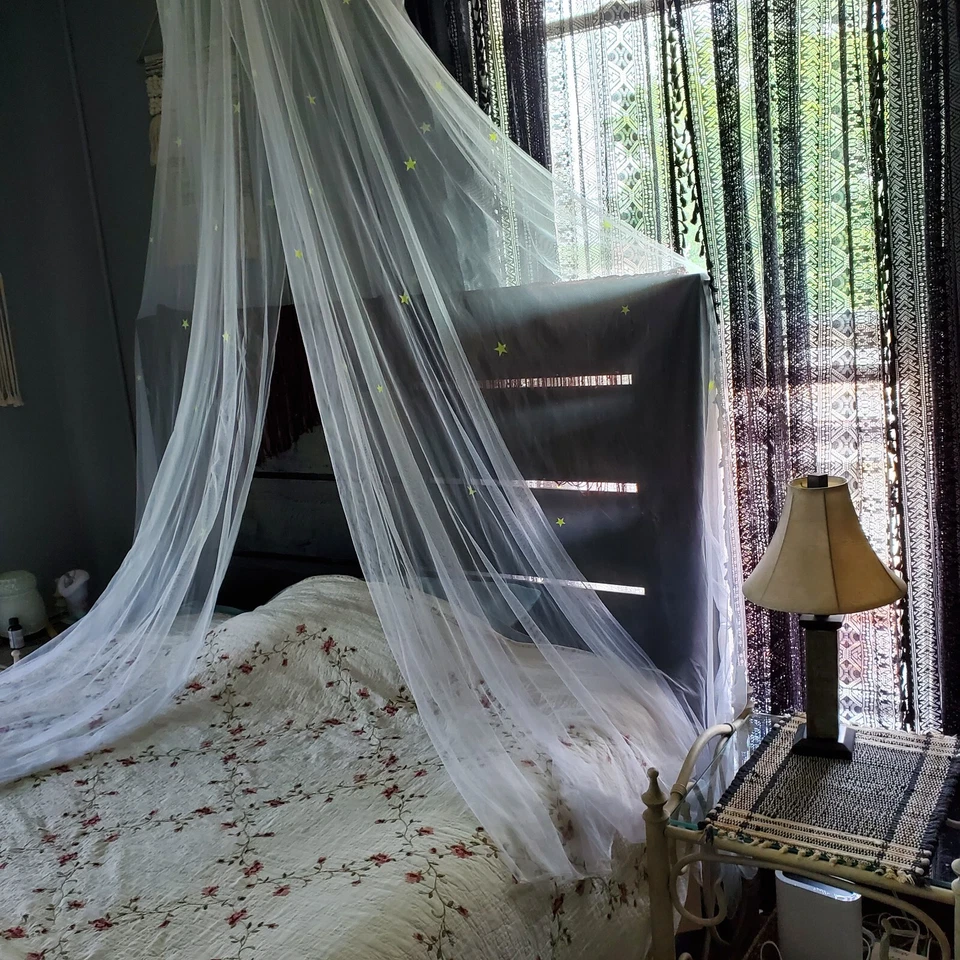 Cama redonda de malla con dosel blanco con estrellas de neón amarillas habitación infantil princesa Foto 3 de 4