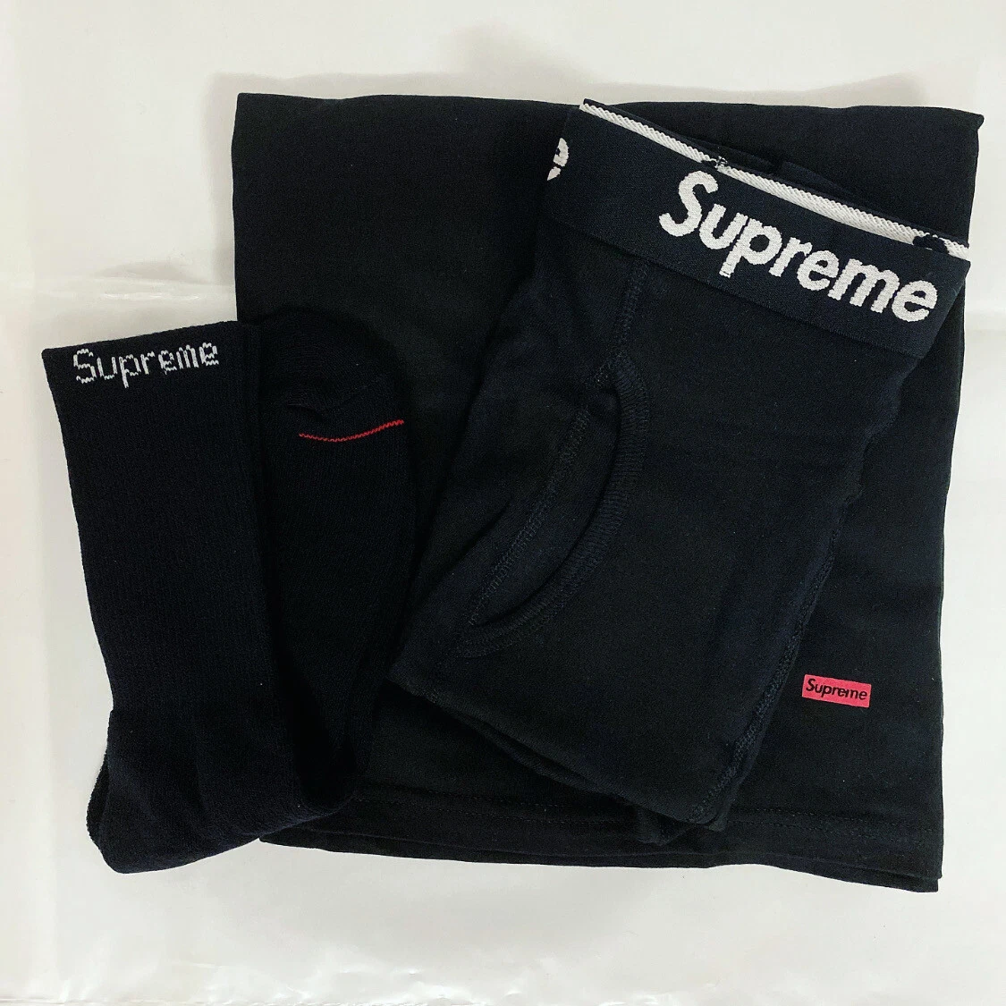 Ensemble de t shirts, boxers, chaussettes 100 % authentiques Supreme x Hanes noir taille moyenne