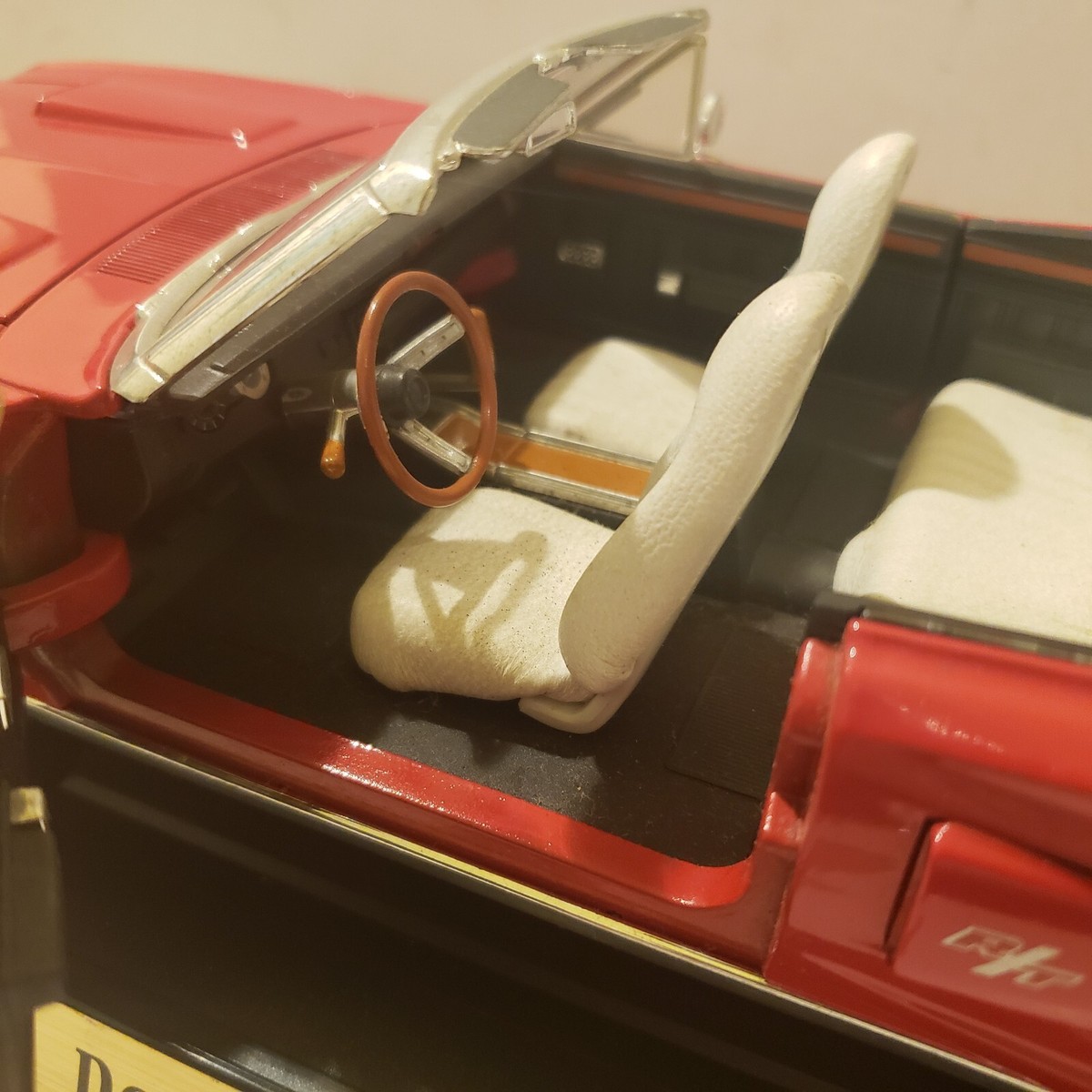 Dodge 1970 Coronet R/T Road Signature 1:18 Scale DieCast Leather
