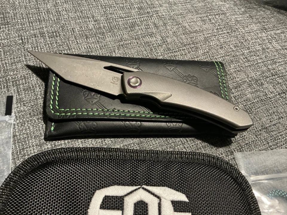 Paquete de vacaciones Poikilo Tero — Hoja M398 / Escalas de titanio fresado y artículos EOS Foto 2 de 4