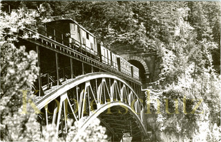 Foto ÖBB 1145.11 auf der Schloßbachbrücke bei Reith um 1955