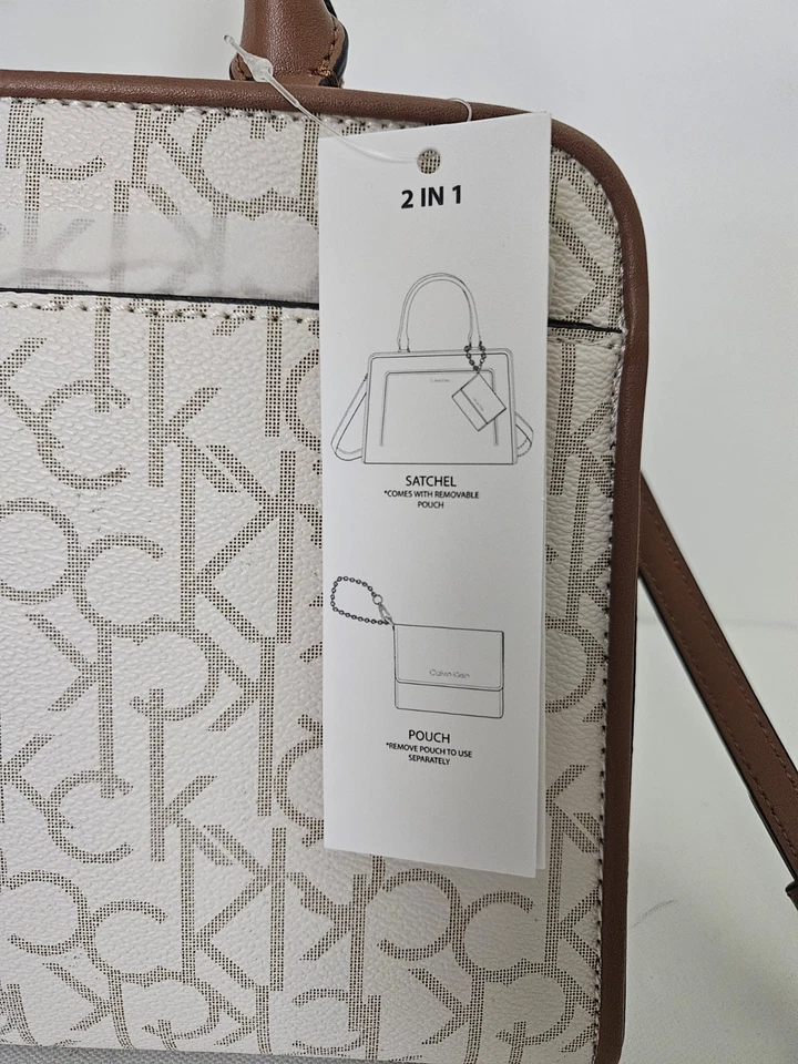 Bolso de mano mediano para mujer Calvin Klein con bolsa logotipo CK marrón vainilla Foto 4 de 4