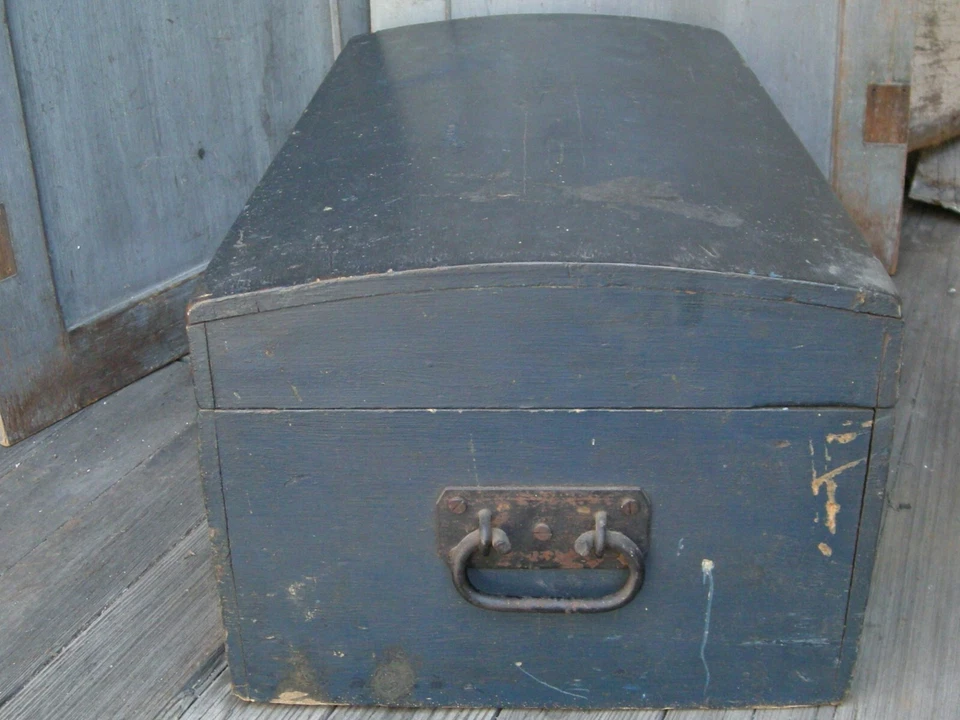 Baúl de pecho con cúpula superior del siglo XIX pintura y plantillas azul oscuro 24"x13"x10" Foto 4 de 4