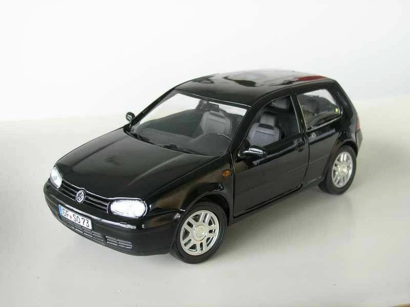Volkswagen VW Golf 4 GTI Modellino 1:18 Revell Nero 089459091 Nuovo - Immagine 2 di 4