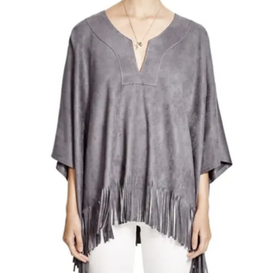 Poncho Karen Kane Oversized Cinza Supple Camurça Artificial Franja Top - $158 - FALHAS - Imagem 2 de 4