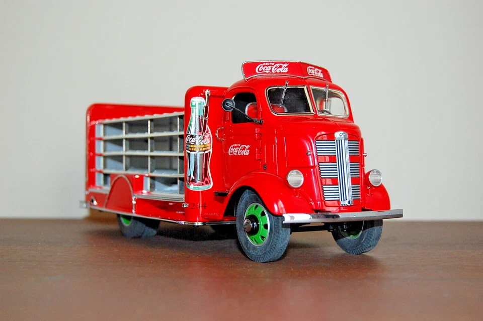 1938 Red Coca-Cola Delivery Truck Danbury Mint 1/24 Scale Diecast - In Box - Image 2 of 4