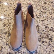Urban Outfitters  mens boots size 12  beige Chelsea 