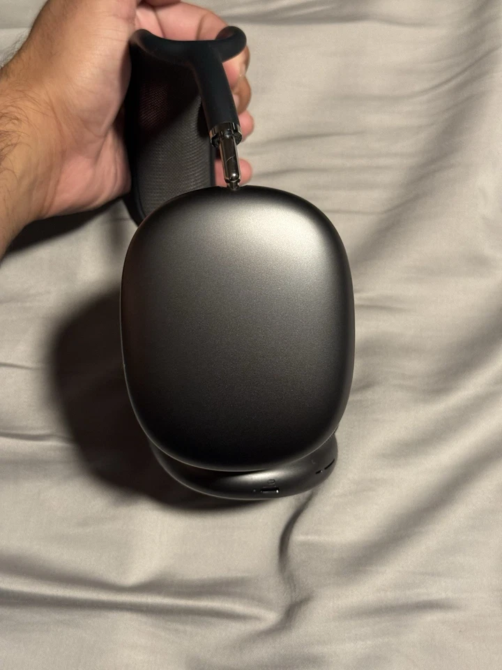 Auriculares sobre la oreja Apple AirPods Max gris espacial, inalámbricos, con cancelación de ruido Foto 3 de 4